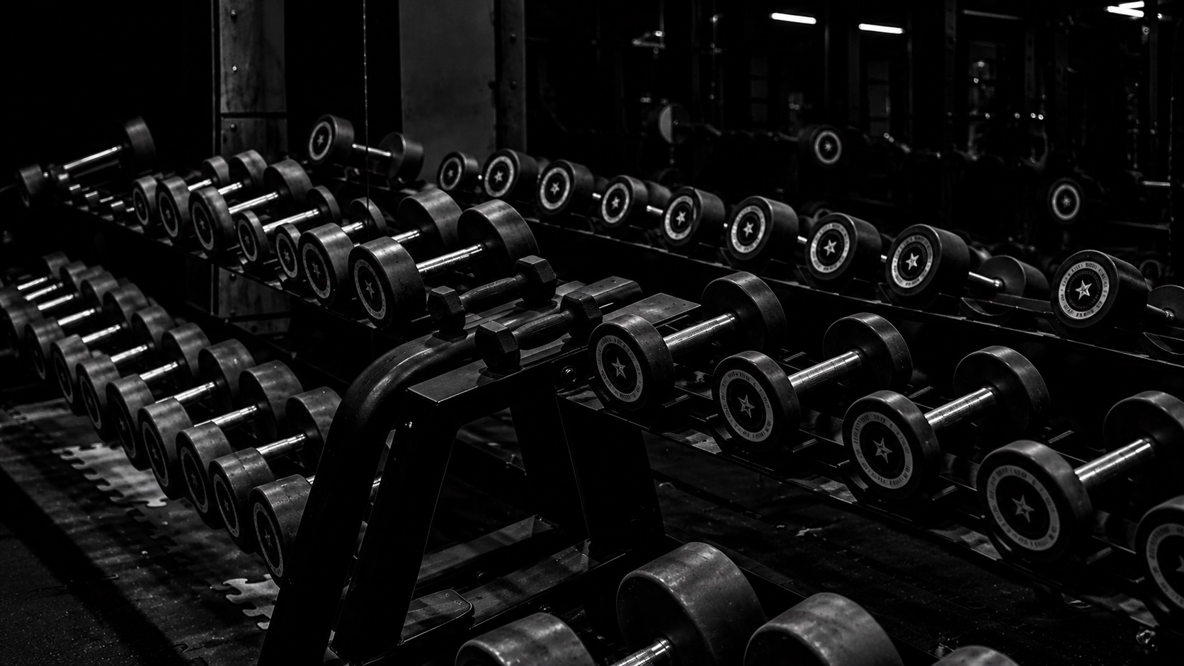 Rack de mancuernas en la sala de musculación de Power Gym